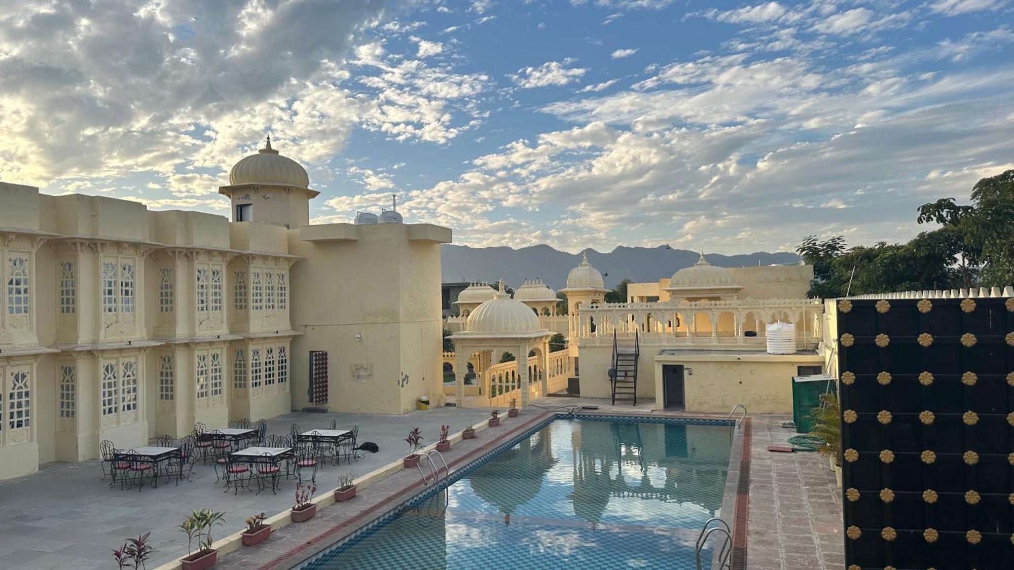 The Burj Resort Luxurious Stay Udaipur Exterior photo